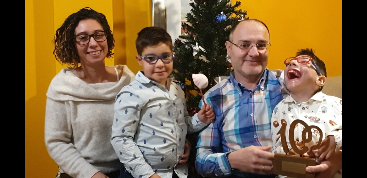 Tatiana, Jorge, Diego y Nacho con el premio de Cadena 100